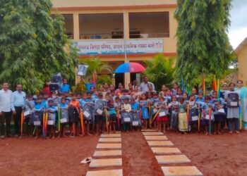 परी फाउंडेशनतर्फे शैक्षणिक साहित्य वाटप