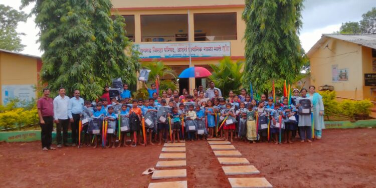 परी फाउंडेशनतर्फे शैक्षणिक साहित्य वाटप