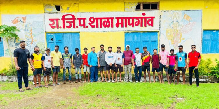 माजी विद्यार्थ्यांकडून वृक्षारोपण