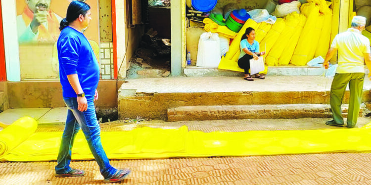 माथेरानमध्ये ताडपत्रीची खरेदी तेजीत