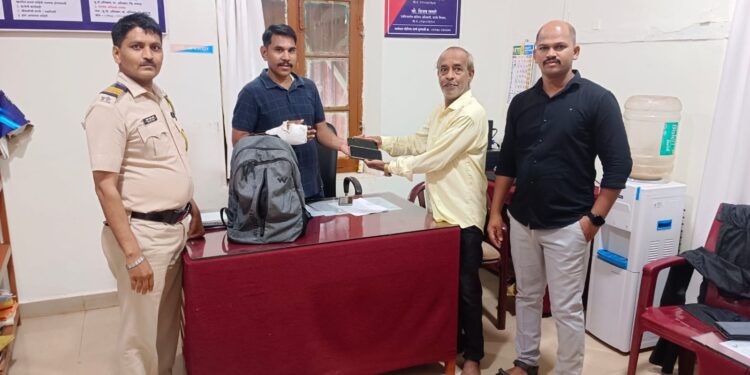 माथेरानमधील स्थानिकाचा प्रामाणिकपणा