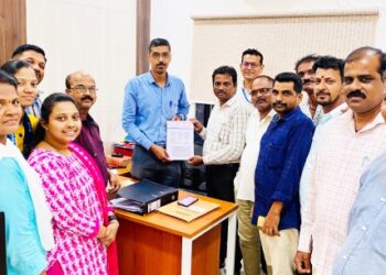 प्रलंबित मागण्यांकरिता कर्मचार्‍यांचे निवेदन