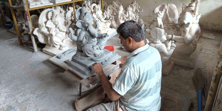 गणेश मूर्त्या बनविण्यास प्रारंभ
