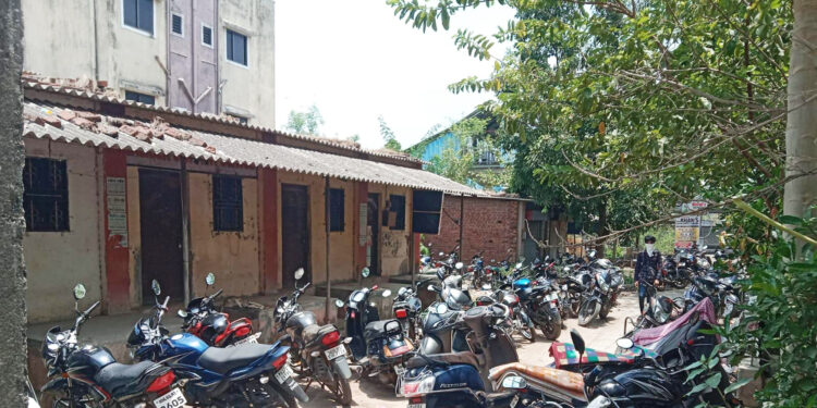 दुचाकींनी व्यापला रहदारीचा रस्ता