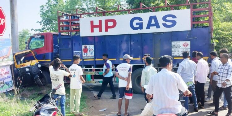 मुरबाड रस्त्यावर टेम्पोची रिक्षाला धडक