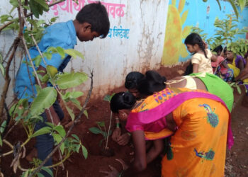 झुगरेवाडी शाळेत पर्यावरणपूरक प्रवेशोत्सव