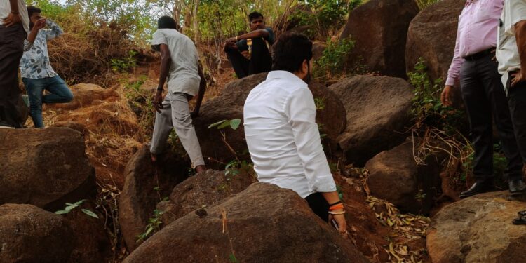 दरड ग्रस्त भागाची पाहणी
