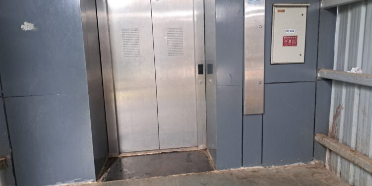 नेरळ रेल्वे स्थानकातील लिफ्ट बंद; प्रवाशांची गैरसोय