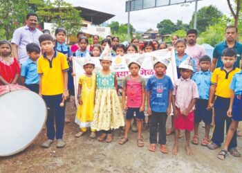 विद्यार्थ्यांना शालेय वस्तूंचे वाटप