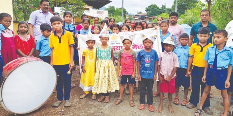 विद्यार्थ्यांना शालेय वस्तूंचे वाटप