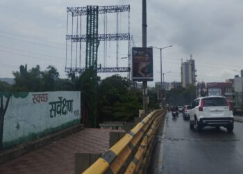 पालिकेच्या परवानगीशिवाय फलकाचे काम