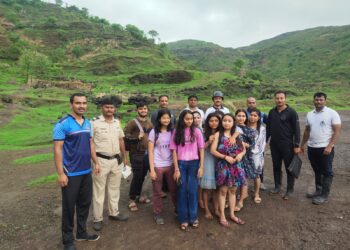 वर्षा सहलीसाठी गेलेल्या नऊ तरुणांचा जीव वाचला