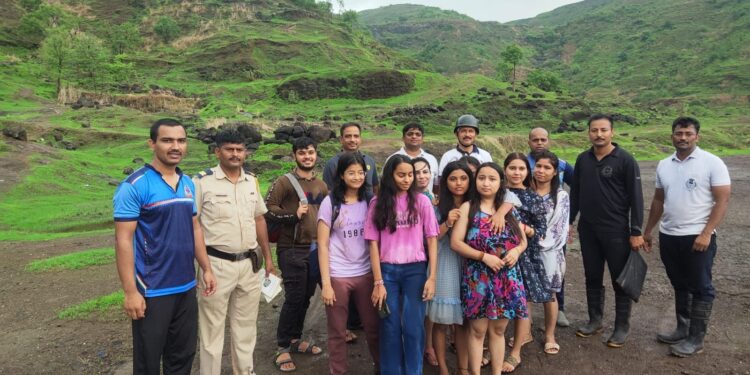 वर्षा सहलीसाठी गेलेल्या नऊ तरुणांचा जीव वाचला