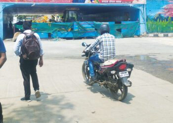 बंद अंडरपासमुळे उलटा प्रवास