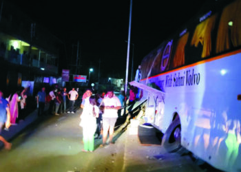 धक्कादायक! लक्झरी बसला अपघात