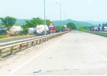 सर्व्हिस रोड होतोय ‌‘पार्किंग झोन’