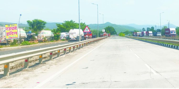 सर्व्हिस रोड होतोय ‌‘पार्किंग झोन’