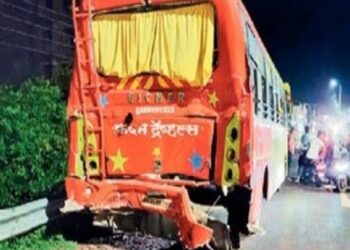 लक्झरी बसला ट्रेलरची धडक; 1 ठार, 11 जखमी