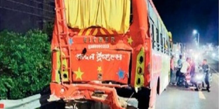 लक्झरी बसला ट्रेलरची धडक; 1 ठार, 11 जखमी