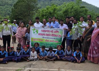 आत्करगाव येथे वृक्ष वाटप