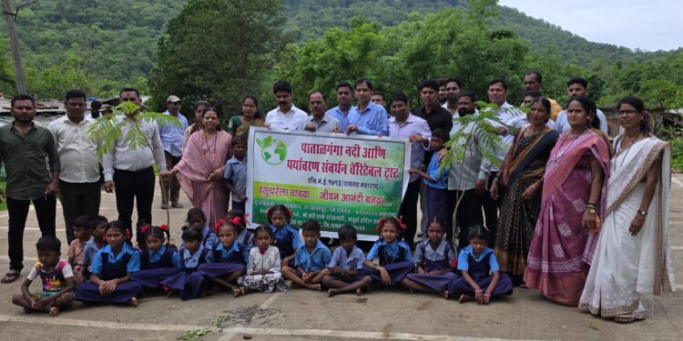 आत्करगाव येथे वृक्ष वाटप