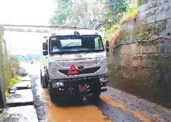 चौक-मोरबे धरण रस्त्याची दयनीय अवस्था