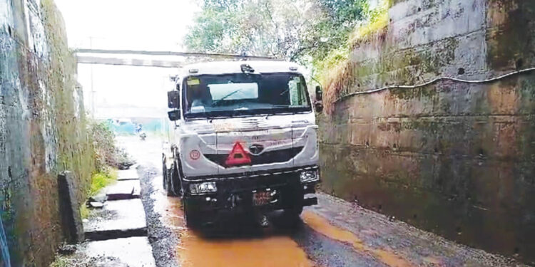 चौक-मोरबे धरण रस्त्याची दयनीय अवस्था