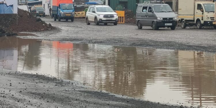 मुंबई-गोवा महामार्ग चिखलमय