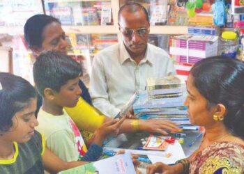 शालेय साहित्य खरेदीला वेग