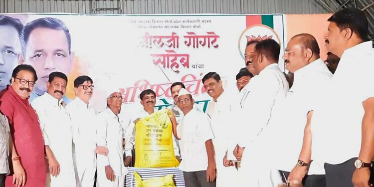 कर्जतमध्ये शेतकर्यांना युरिया खताचे वाटप