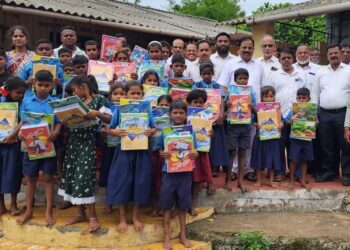 विद्यार्थ्यांना शैक्षणिक साहित्याचे वाटप