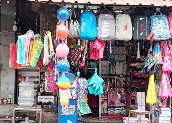 पावसाळी साहित्यांनी तळा बाजारपेठ सजली