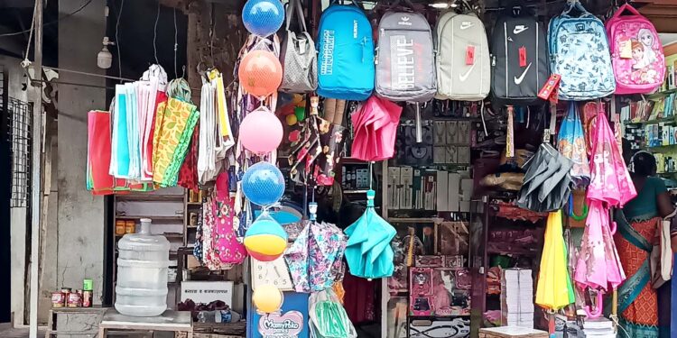 पावसाळी साहित्यांनी तळा बाजारपेठ सजली