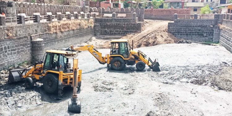 तलावातील गाळ काढण्यास सुरुवात