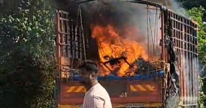 धावत्या टेंपोला आग