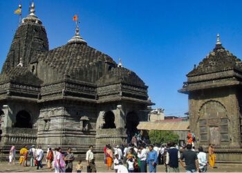 त्र्यंबकेश्वर मंदिरात सुरक्षा रक्षकांची मनमानी