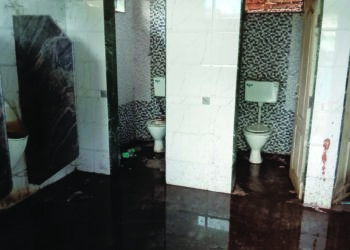 शासकीय कार्यालयातील शौचालयाची दुरवस्था