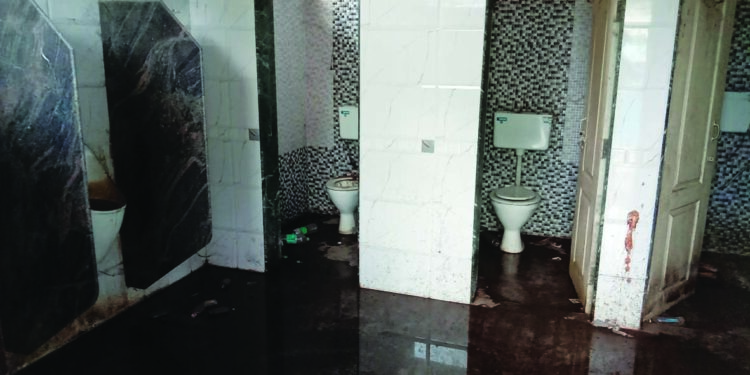 शासकीय कार्यालयातील शौचालयाची दुरवस्था