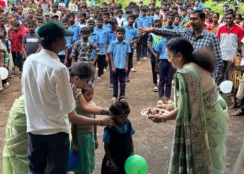 वरवणे आश्रमशाळेत प्रवेशोत्सव साजरा