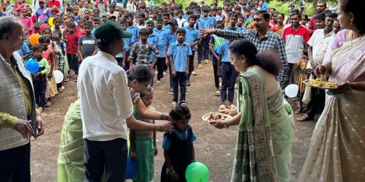 वरवणे आश्रमशाळेत प्रवेशोत्सव साजरा