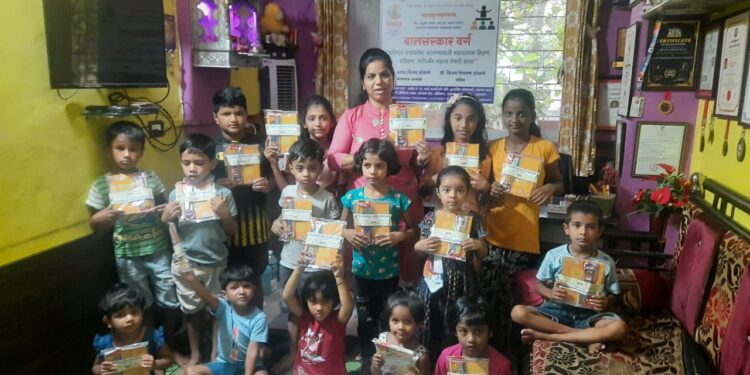 गरजुंना शैक्षणिक साहित्याचे वाटप