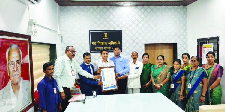 फुंडे ग्रामपंचायतीला आय.एस.ओ.नामांकन प्रदान