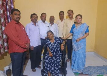 महिलेला व्हील चेअर भेट