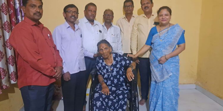 महिलेला व्हील चेअर भेट