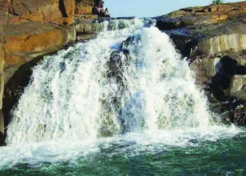 अमृतेश्‍वर मंदिराचा गायमुखी धबधबा