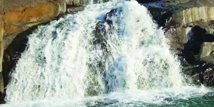 अमृतेश्वर मंदिराचा गायमुखी धबधबा