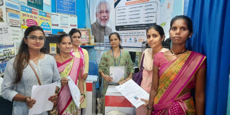 बहिणींची बँकेत गर्दी