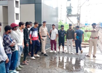 रूळ ओलांडणार्‍यांना समज