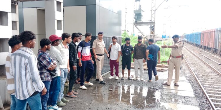 रूळ ओलांडणार्‍यांना समज