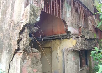 इमारतीच्या स्लॅबसह भिंत कोसळली